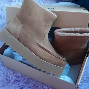 Uggs w/ classic rising heel-zip size 9